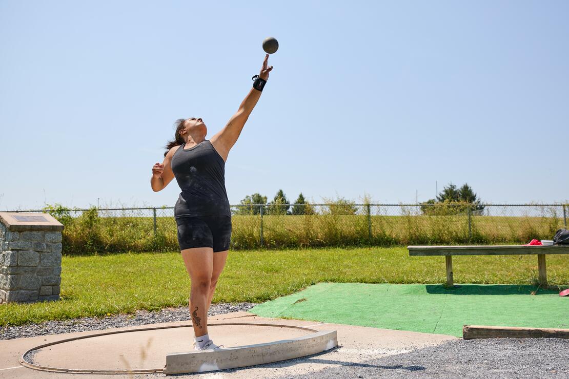 Samantha Heyison mid throw in an outdoor arena
