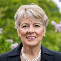 Headshot photo of Leslie Simmons