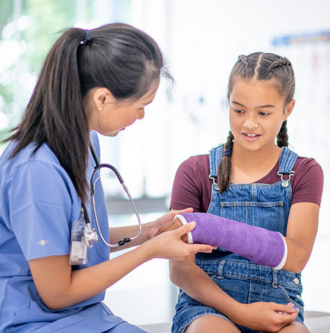 Pediatric patient seeing an orthopedic doctor